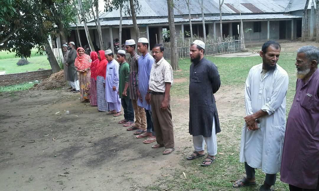 জাতীয় সংগীতের সময় সারিবদ্ধ অবস্থায় শিক্ষকের তোলা ছবি।