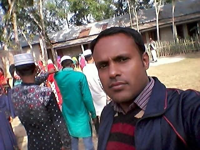 জাতীয় সংগীতের সময় শিক্ষার্থীদের ছবি তুলতেছেন অত্র মাদ্রাসার শিক্ষক জনাব মোঃ আল-মামুন।